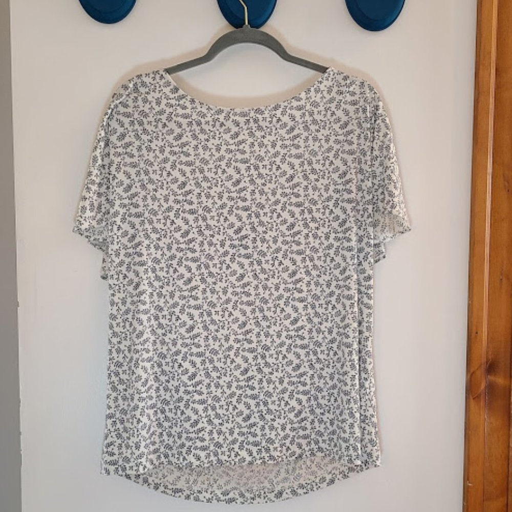 Floral blouse with keyhole back